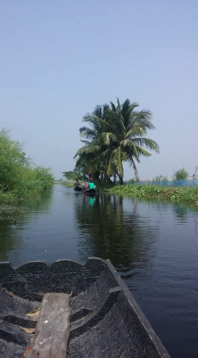 ডুমুরিয়ায় রাস্তা ডুবে ভোগান্তি হাজারো শিক্ষার্থীর স্কুলে যাতায়াতের একমাত্র ভরসা নৌকা নীরব ভূমিকায় সরকার।