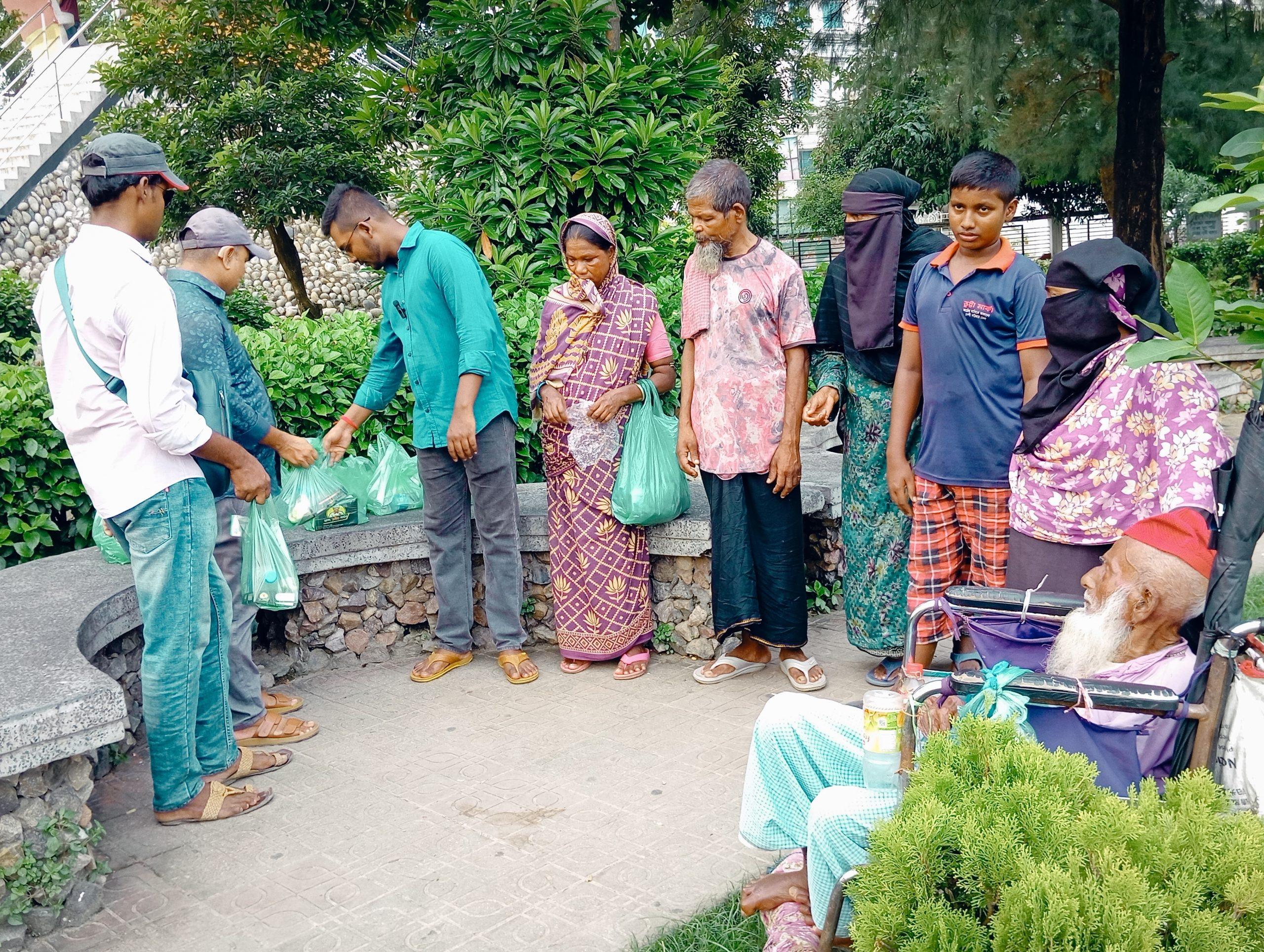 দৈনিক একাত্তর বাংলা পরিবারের পক্ষ থেকে অসহায় পথচারী অসুস্থ ব্যক্তি ও পথশিশু দের মাঝে খাবার বিতরন।