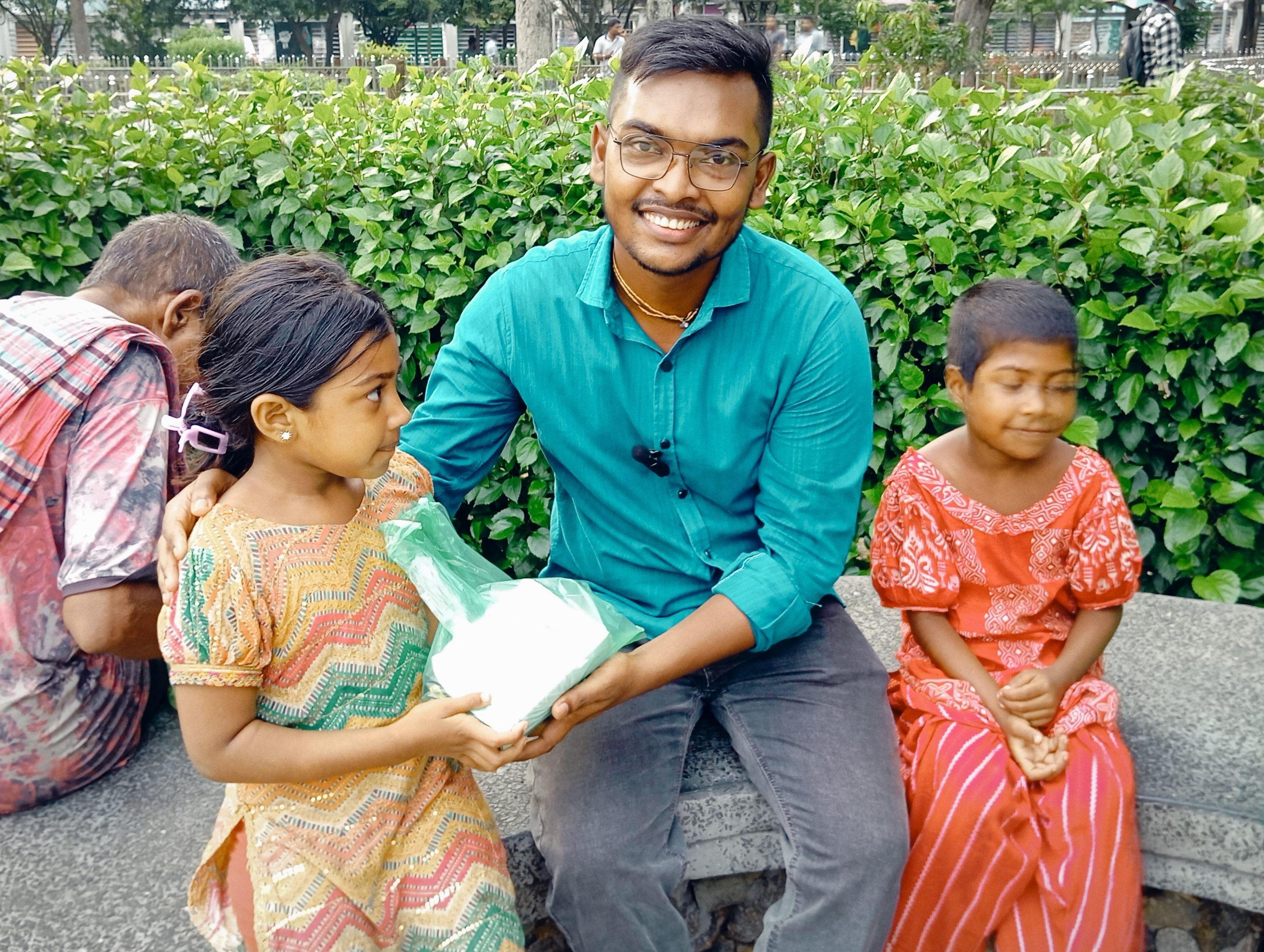 দৈনিক একাত্তর বাংলা পরিবারের পক্ষ থেকে অসহায় পথচারী অসুস্থ ব্যক্তি ও পথশিশু দের মাঝে খাবার বিতরন।