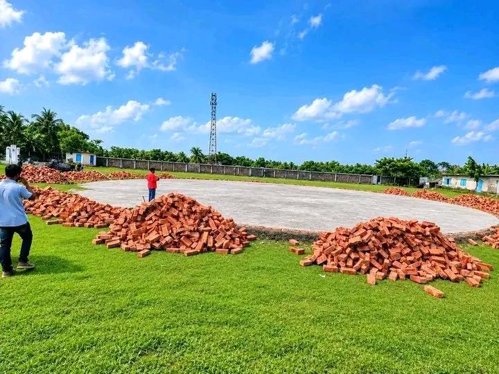 মাত্র ৩ দিন পর খুলনা জেলার দাকোপ উপজেলায় মাননীয় প্রধানমন্ত্রীর আগমন উপলক্ষে নলিয়ান হাইস্কুল মাঠে হেলিপ্যাড নির্মাণের কাজ চলমান রয়েছে। মাননীয় প্রধানমন্ত্রীর হেলিকপ্টার & চপার এখানে অবতরণ করবেন।