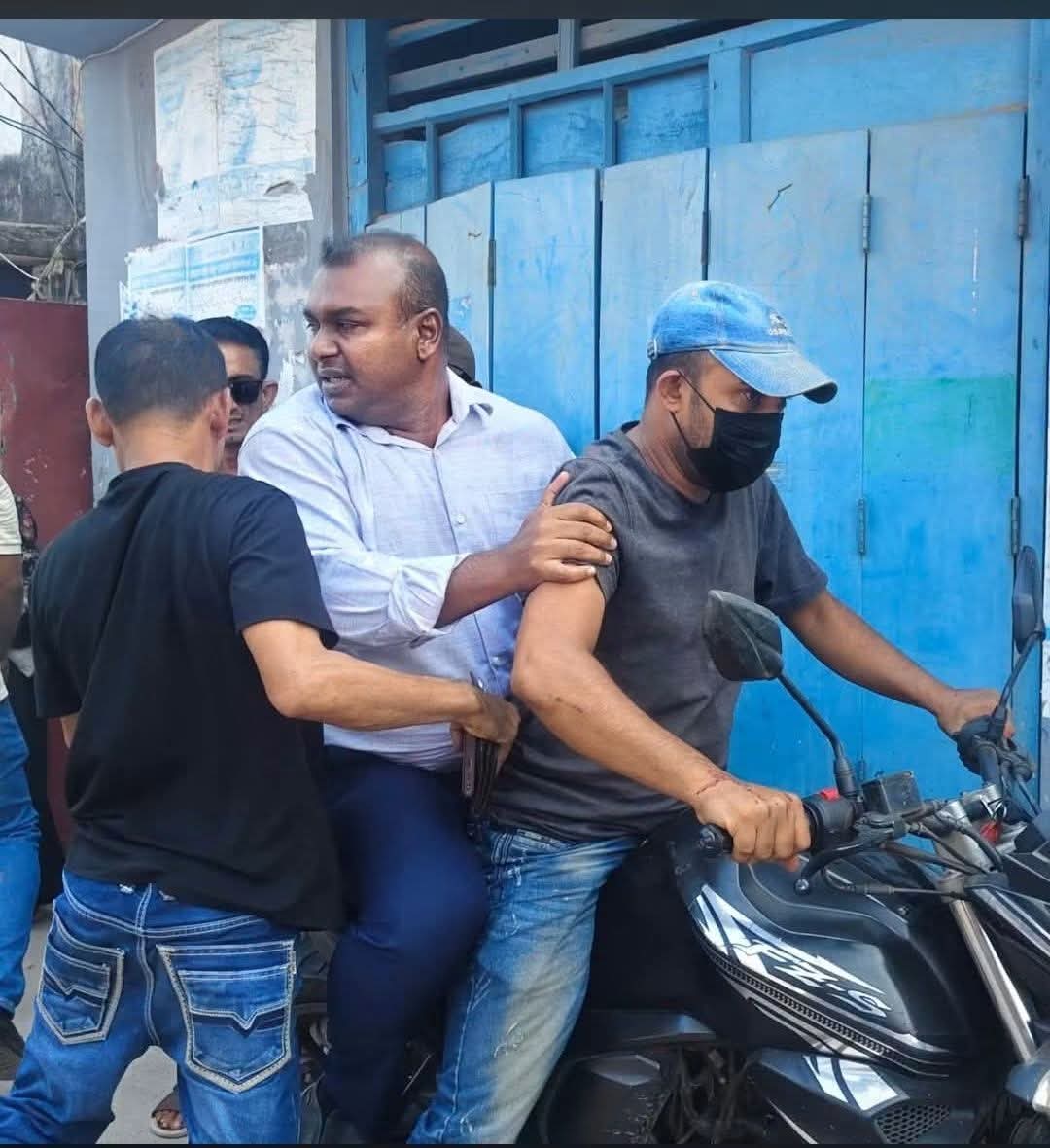 খুলনায় অফিস চলাকালীন সময় খুলনা সদরের সাব রেজিস্ট্রার তন্ময় রায়কে অপহরণ
