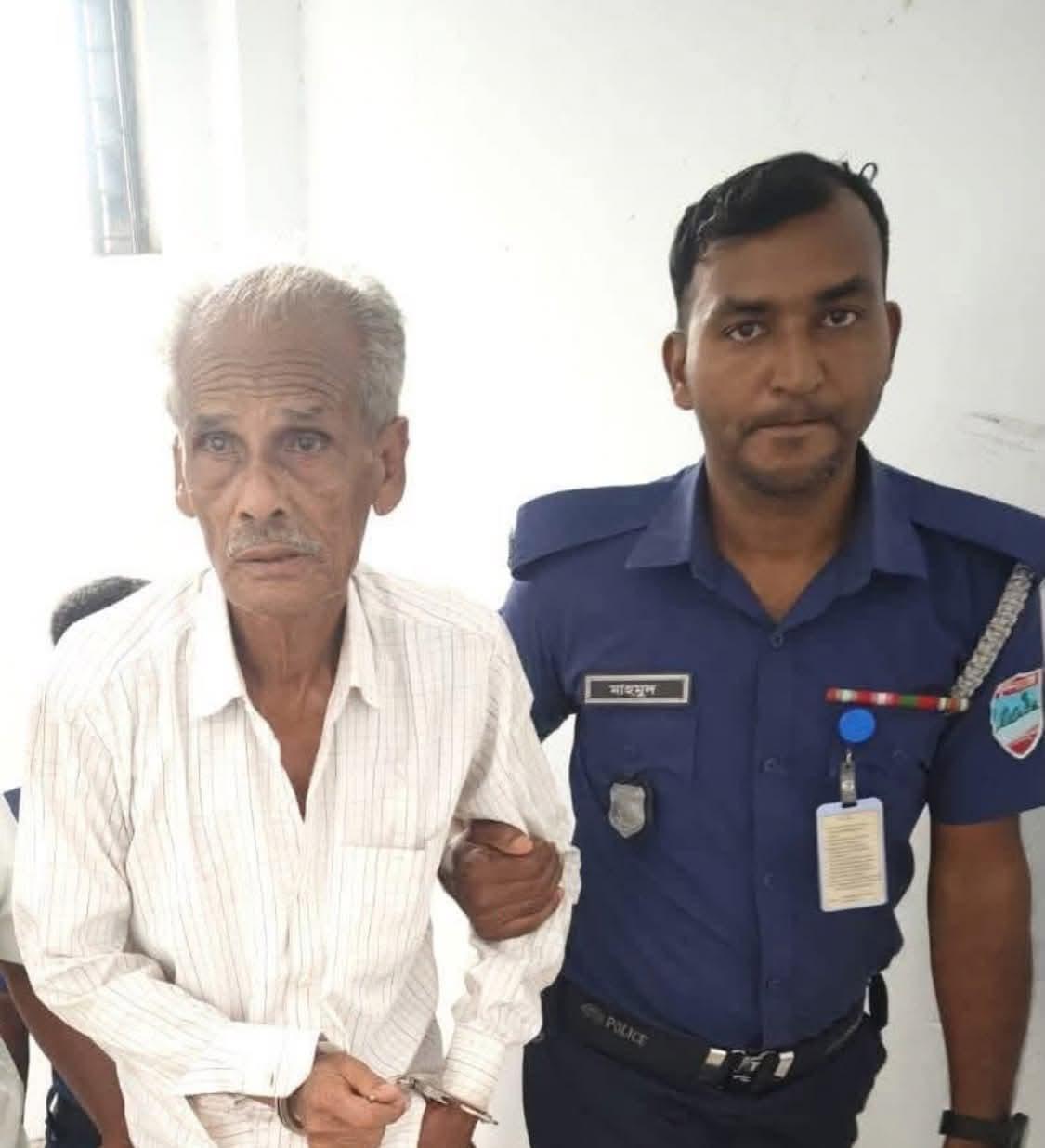 খুলনার চালনা পৌরসভা আওয়ামী লীগের সভাপতি । প্রবীণ বৃদ্ধ মানুষ শফিকুল ইসলামকে গ্রেফতার করেছে পুলিশ।