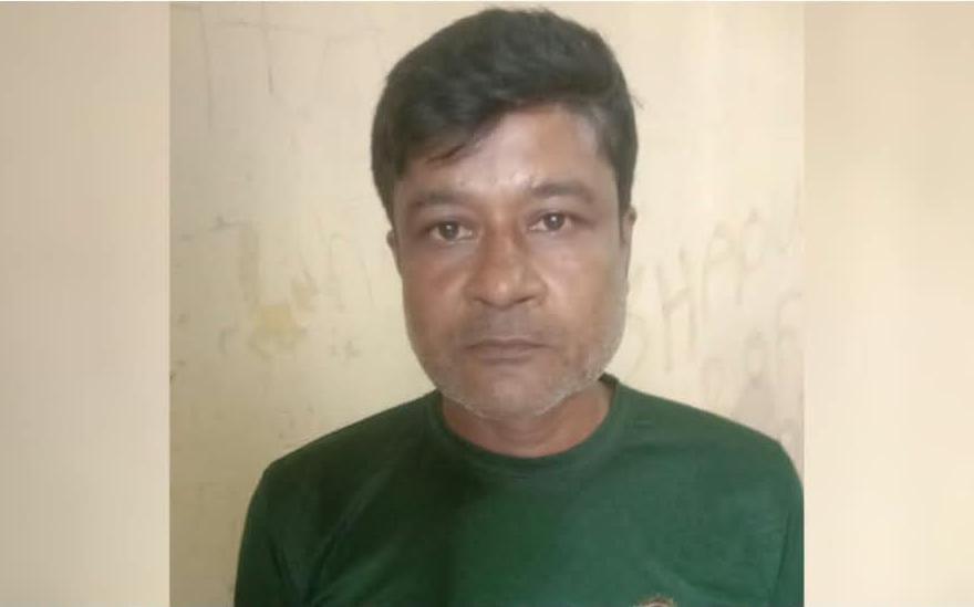 যৌথ বাহিনীর অভিযানে খুলনা বটিয়াঘাটায় একাধিক মাডার মামলার আসামি অনুপম মহালদার গ্রেফতার।