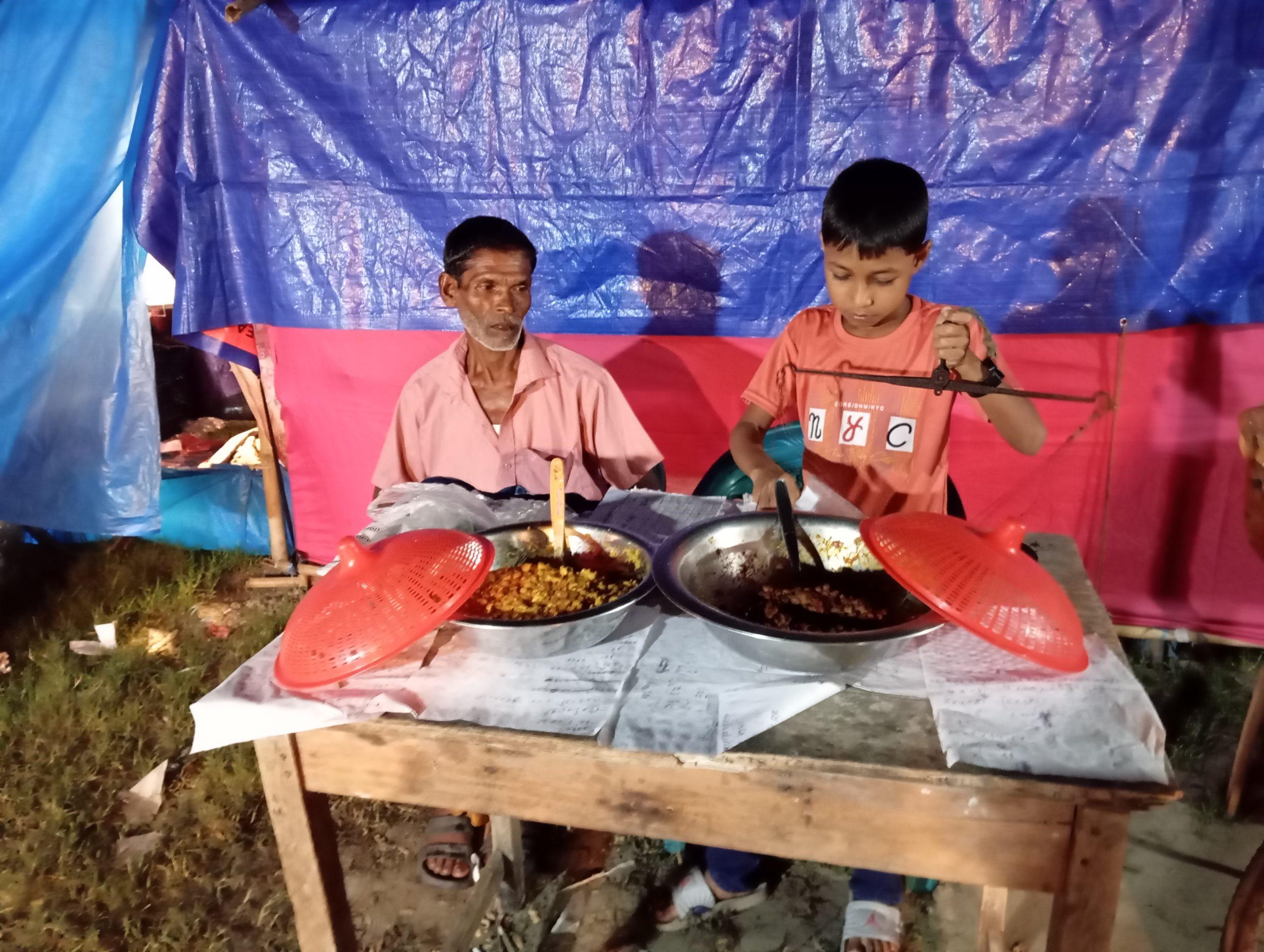 আল্প বয়সে নিজের ইচ্ছাকে বিসর্জন দিয়ে এভাবেই পরিবারের হাল ধরেছে ডুমুরিয়া উপজেলার এই ছেলেটি পারলে তাদের কাছ থেকে কিছু কিনুন।